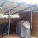 под навесом на кровле